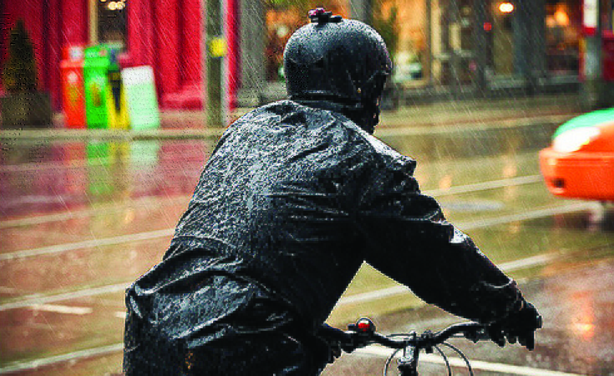 Un cycliste sous les précipitations