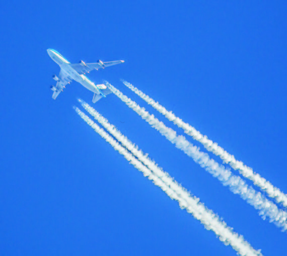 Un avion laissant une trainée de fumée (chemtrails)