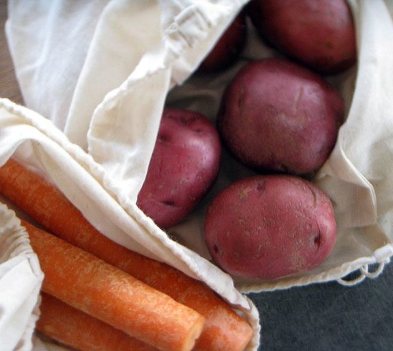 Des carottes et pommes de terre dans des sacs de produits en tissu réutilisables