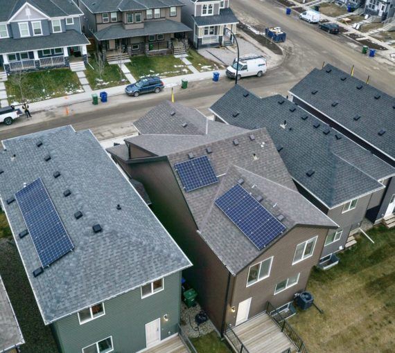 Panneaux solaires sur le toit des maisons