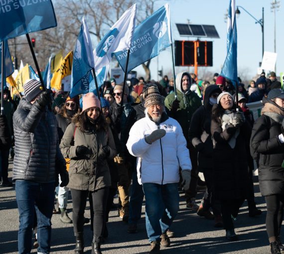 Groupe de manifestants pendant la Grande marche pour le vivant qui a eu lieu à Montréal le 10 décembre 2022