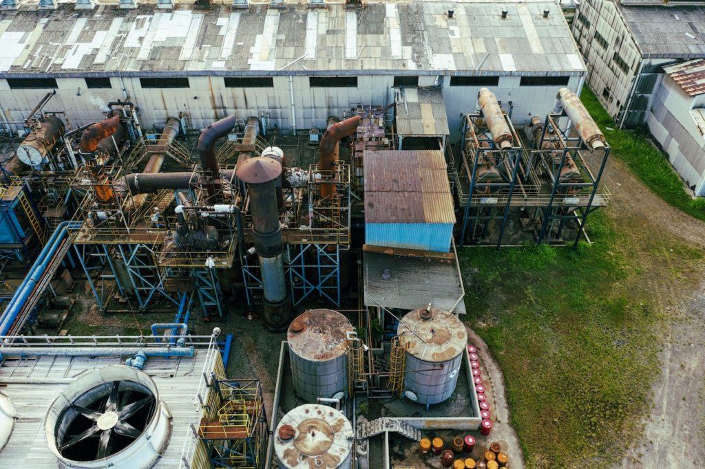Vue aérienne d'une usine chimique