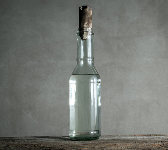 Vinaigre blanc dans une bouteille en verre