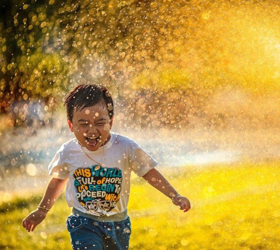 Enfant qui court dans un jeu d'eau