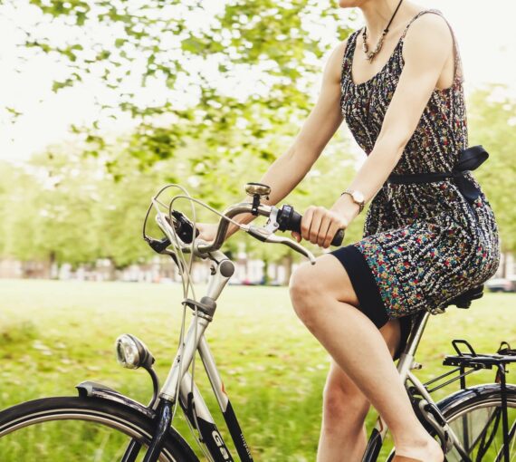 Femme qui se déplace sur une bicyclette dans un parc