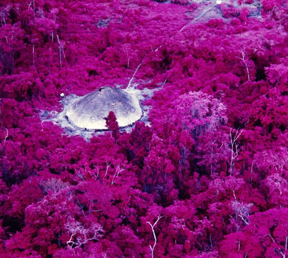 Maloca près de la mission catholique de la rivière Catrimani, film infrarouge, État de Roraima, Brésil, 1976