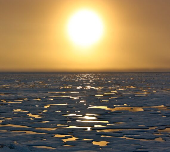 Le soleil se couche sur la fonte des glaces de l'Arctique