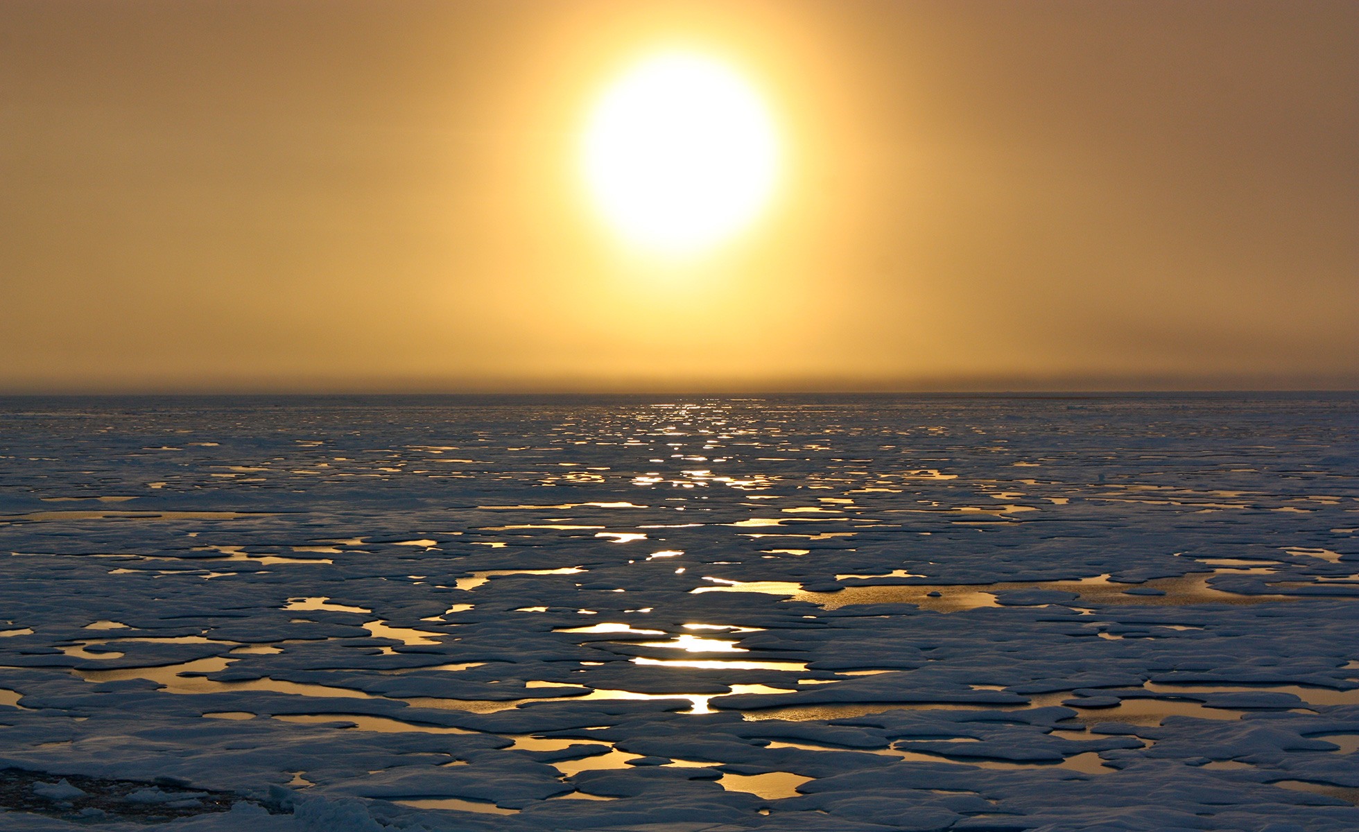 Le soleil se couche sur la fonte des glaces de l'Arctique