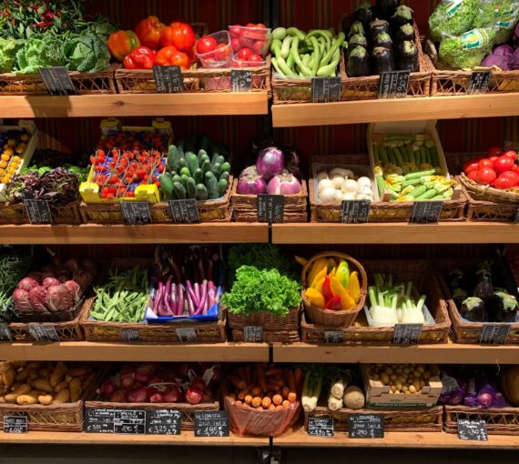 Des fruits et légumes sur un étalage d'épicerie