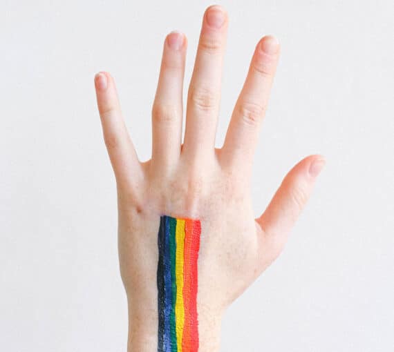 Main avec couleurs de la fierté gai