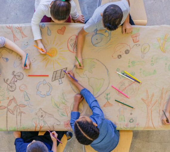 Enfants à une table dessinant lors de la rentrée scolaire