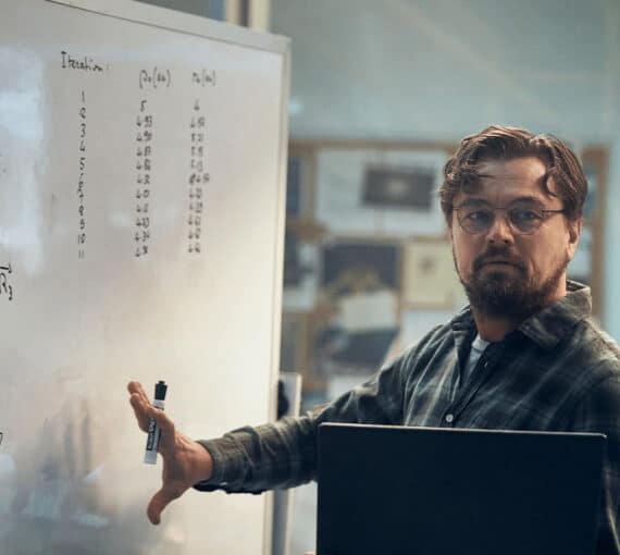 L’acteur Leonardo DiCaprio joue le rôle de Dr. Randall dans le film Don’t Look Up (2021).