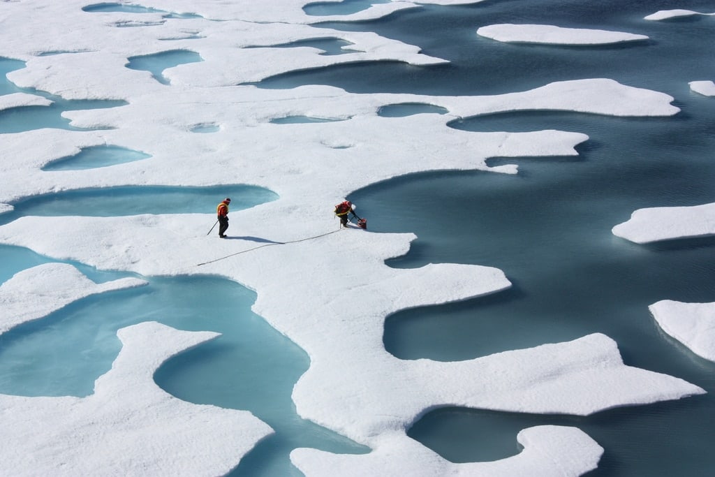 L'équipage de la NASA sur les étangs de fonte des glaces de mer dans l'Arctique