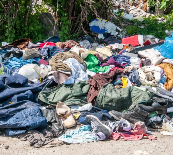 Une pile de vêtements et de déchets laissés au rebut.