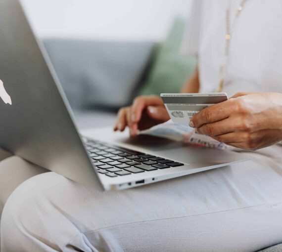 Femme qui magasine en ligne sur son ordinateur portable