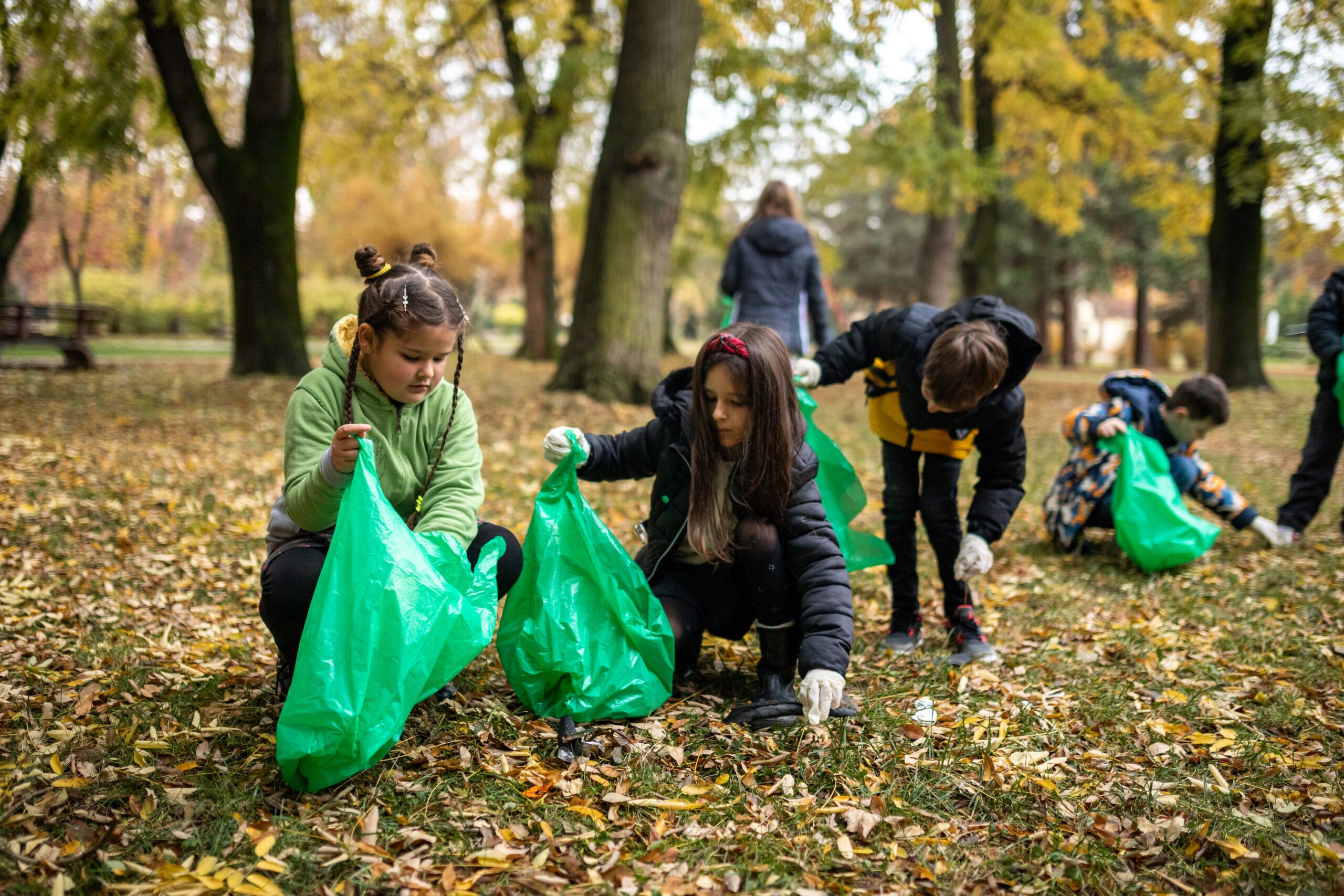 Des élèves d'une école ramassent des déchets lors d'un nettoyage de la cour de l'école et/ou de la communauté.
