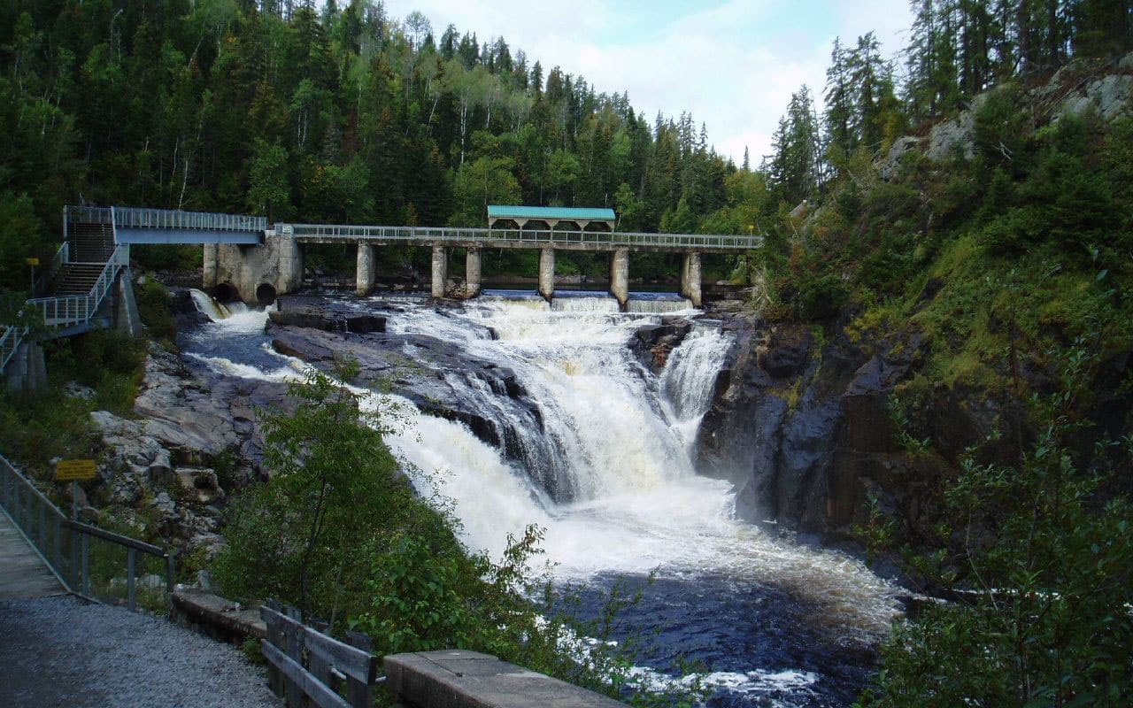 Ancien barrage hydro-électrique sur la chute Martine