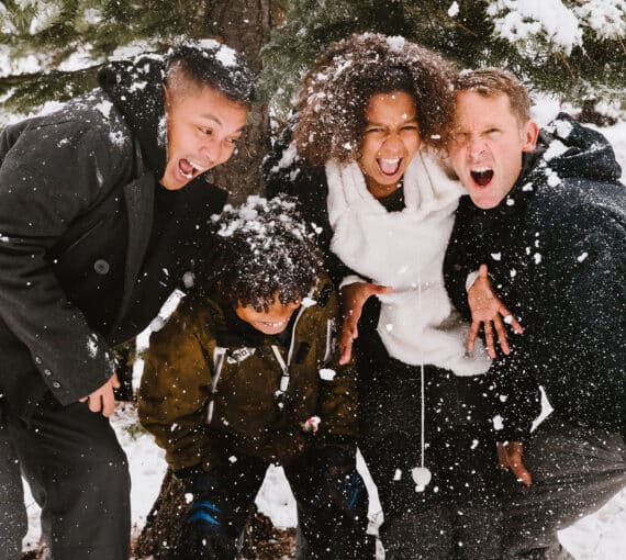 Un groupe de personnes qui jouent dasn la neige
