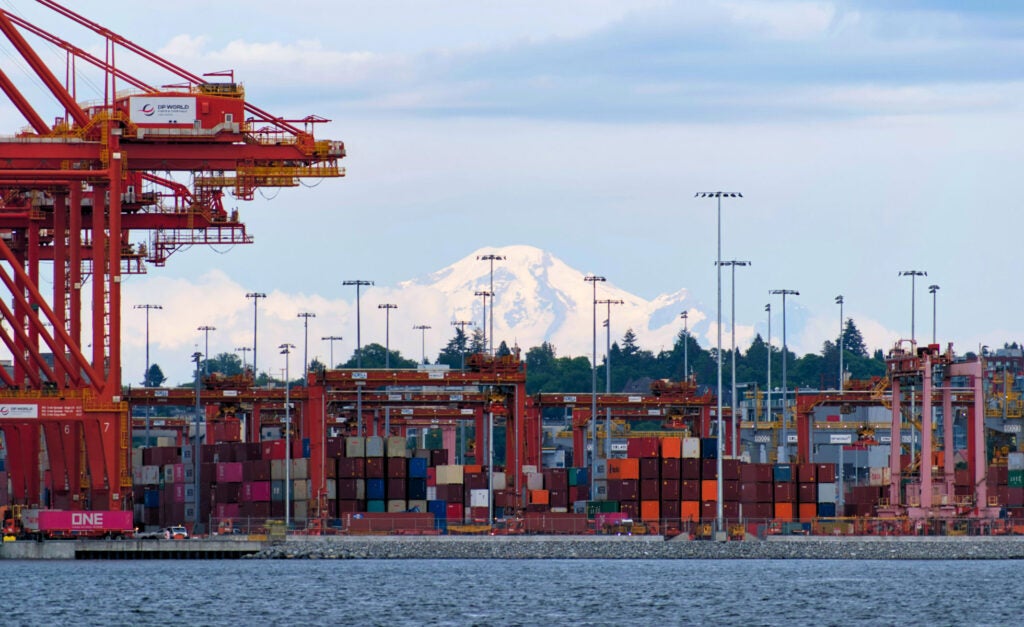 Des conteneurs et grues au port de Vancouver