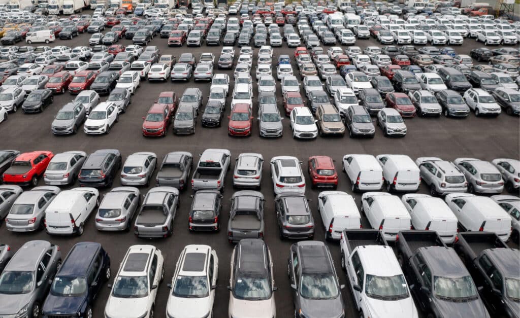 Un terrain de concessionnaire automobile