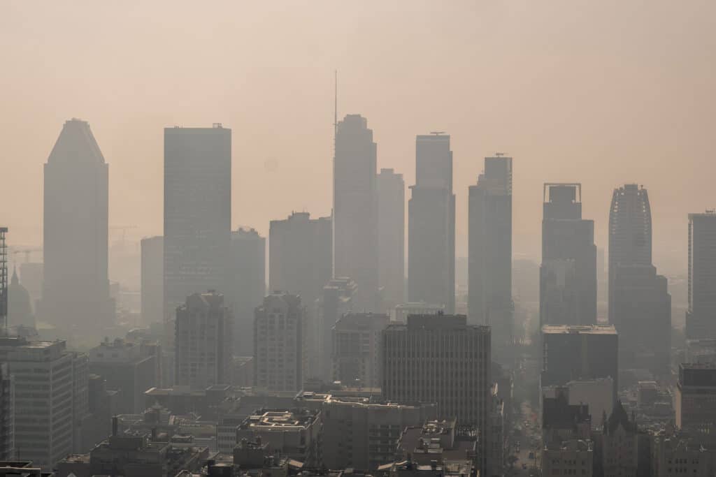 Le centre-ville de Montréal dans la fumée des feux de forêt au Canada