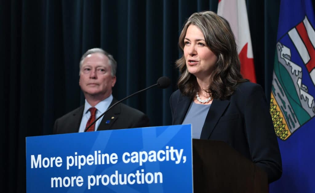 Première ministre de l’Alberta Danielle Smith et PDG d’Enbridge Greg Ebel