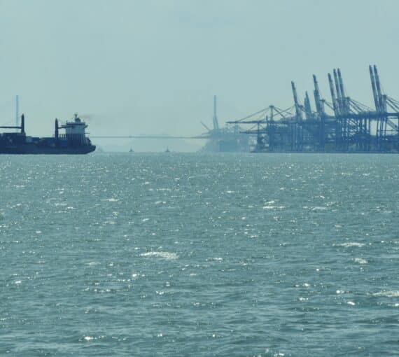 Un navire au milieu d'une grande étendue d'eau