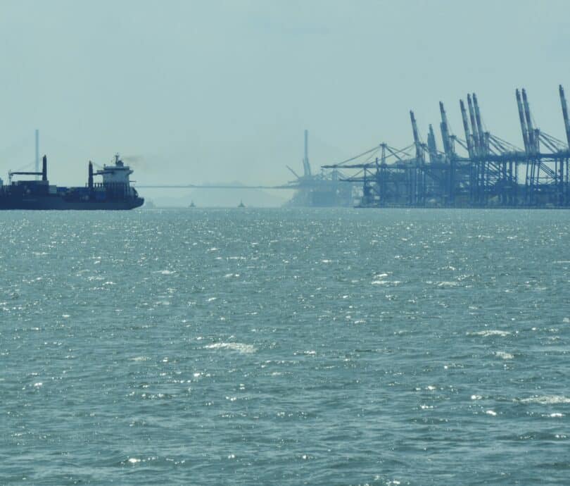 Un navire au milieu d'une grande étendue d'eau