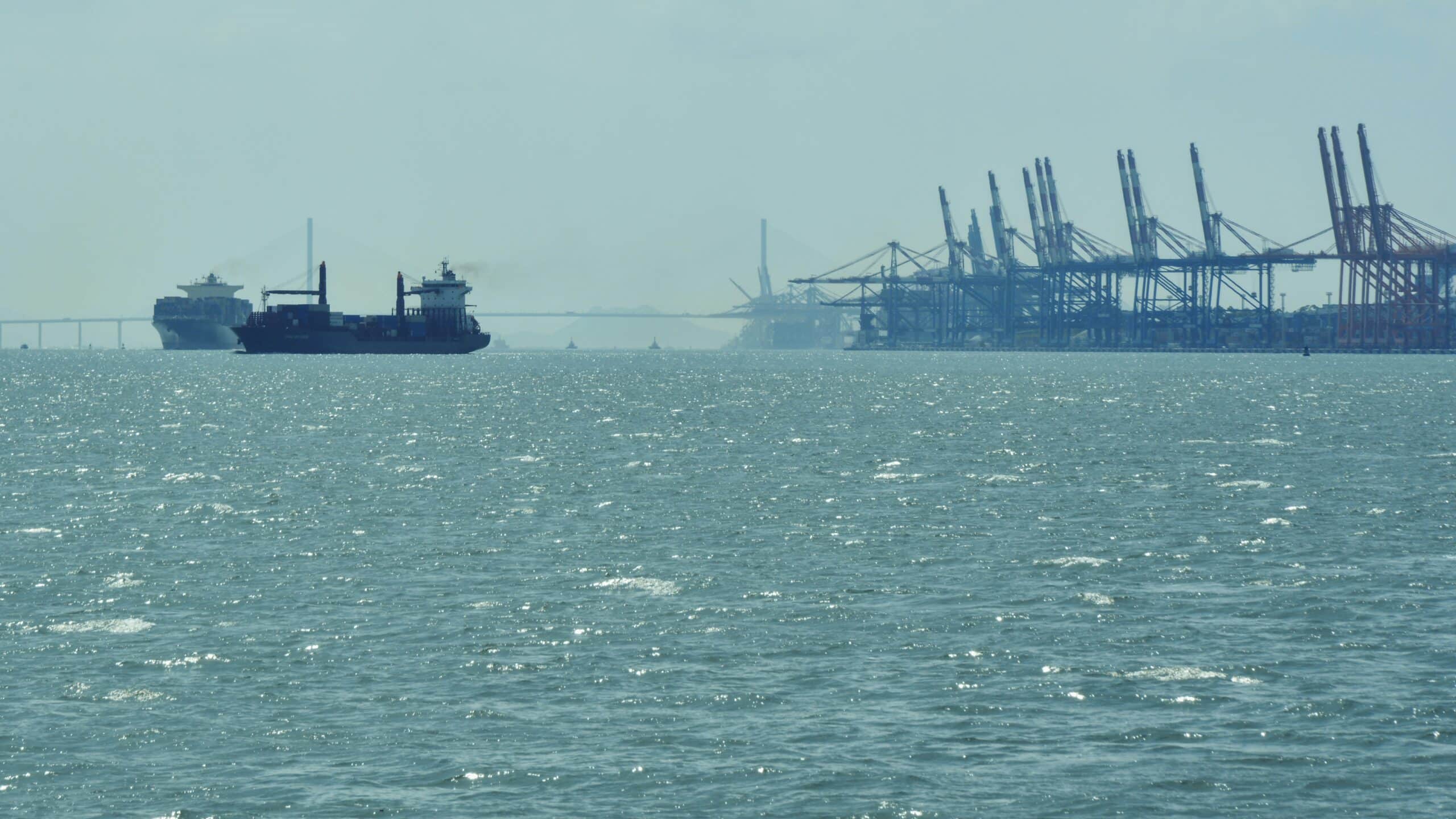 Un navire au milieu d'une grande étendue d'eau