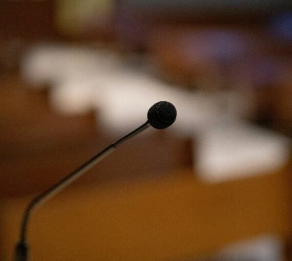 La 57e audience du Tribunal permanent des peuples sur les enfants autochtones disparu·es et les sépultures anonymes au Canada aura lieu à Tiohtià:ke/Mooniyang/Montréal du 25 au 29 mai 2026. (Photo : Pamela Buenrostro via Unsplash)